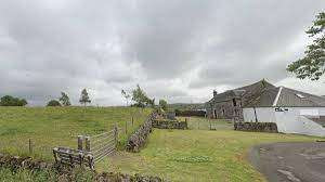 பிரித்தானியா வயல்வெளியில் மனித உடலம் - 3 பேர் கைது