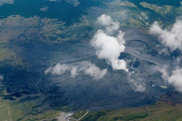 ஜப்பானில் எரிமலை அருகே சுற்றுலா பயணிகள் சென்ற ஹெலிகொப்டர் மாயம்