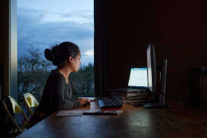 அவுஸ்திரேலிய இளம் பெண்களை வன்முறைச் செயல்களுக்கு தூண்டும் ஒன்லைன் குற்றக் குழுக்கள்