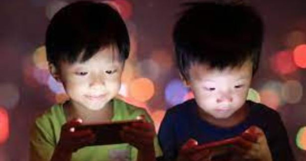 சீனாவில் தொலைப்பேசி பாவனைக்கு  கட்டுப்பாடு விதிப்பு