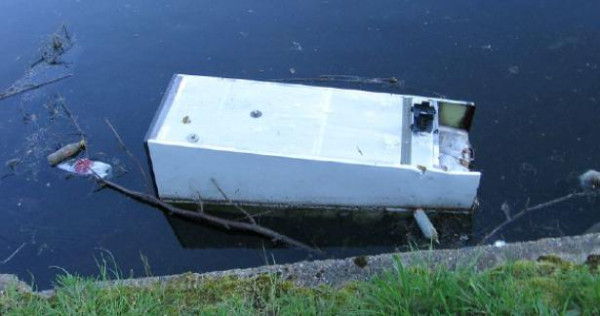 கால்வாயில் கிடந்த  பிரிட்ஜில் பெண்ணின் உடல் பாகங்கள்... அதிர்ச்சி சம்பவம்