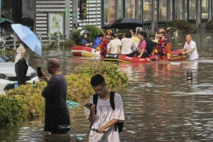 சீனாவில் ஏற்பட்ட திடீர் வெள்ளம் - 10 பேர் பலி