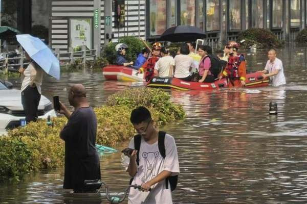 சீனாவில் ஏற்பட்ட திடீர் வெள்ளம் - 10 பேர் பலி