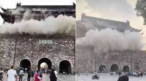 சீனாவில் பழமையான கோபுரம் இடிந்து வீழ்ந்து விபத்து- பயணிகள் அலறியடித்து ஓட்டம்