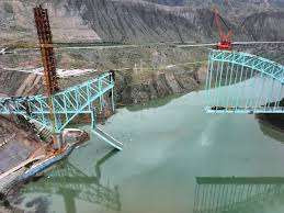 சீனாவில் திடீரென இடிந்து விழுந்த தொடருந்து பாலம் - 12 பேர் பலி