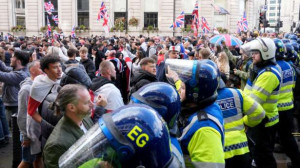 லண்டனில் வெளிநாட்டினர் குடியேறுவதற்கு எதிர்ப்பு தெரிவித்து பேரணி