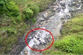 நேபாளத்தில் இடம் பெற்ற வீதி விபத்தில் 8 போ் உயிரிழப்பு