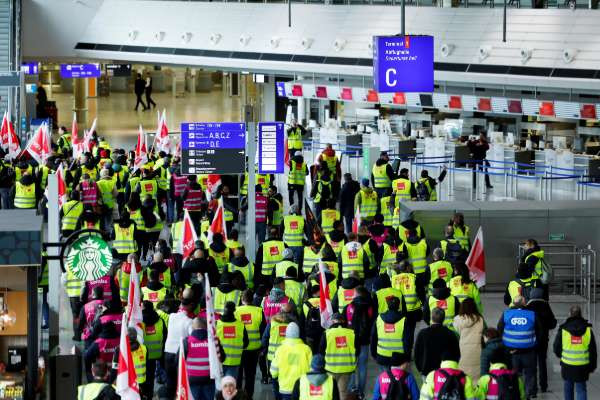 ஜேர்மனியின் ஹம்பர்க்கில் விமானங்கள் இரத்து  ;  40,000க்கும் மேற்பட்ட பயணிகள் பாதிப்பு