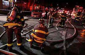 அமெரிக்க நூலகத்தில் தீ விபத்து - தீயை அணைக்க போராடும் வீரர்கள்