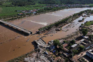 சீனாவில் பெய்த கனமழை மற்றும் பெருவெள்ளம்... அதிகரித்த இறப்பு எண்ணிக்கை