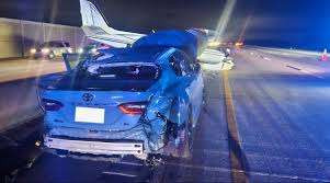 புளோரிடாவில் வீதியில் தரையிறங்கிய விமானம் கார் மீது மோதி விபத்து