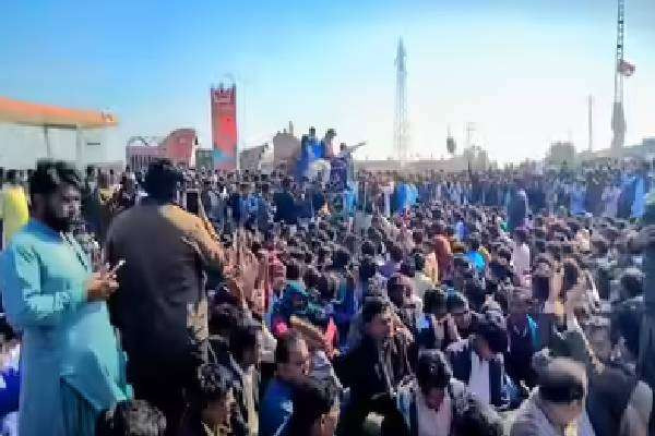 பாகிஸ்தானில்  ஹிந்து இளைஞர் சுட்டுக் கொலை  -  வெடித்தத போராட்டம்