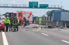 இத்தாலியில் நெடுங்சாலையில் செங்குத்தாக விழுந்த விமானம்