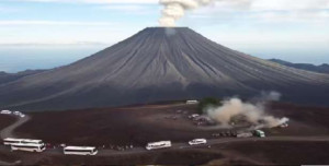 இந்தோனேஷியா எரிமலையின் சீற்றம் - பீதியில் மக்கள்