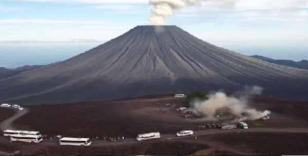 இந்தோனேஷியா எரிமலையின் சீற்றம் - பீதியில் மக்கள்