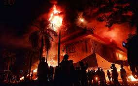 இந்தோனேசியாவில் பாராளுமன்ற கட்டிடத்திற்கு தீ வைப்பு - 3 பேர் உயிரிழப்பு