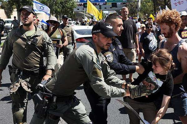 இஸ்ரேலில்  ஆர்ப்பாட்டத்தில் ஈடுபட்ட பல்லாயிரக்கணக்கான மக்கள்