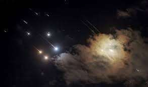 இஸ்ரேல் மீது ஈரான் தாக்குதல்- டெல் அவிவ் வானில் டஜன் கணக்கான ஏவுகணைகள்!