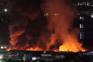 லண்டன் எரித் தொழில்துறை வளாகத்தில் பெரும் தீ விபத்து