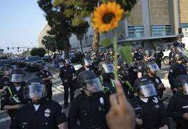 அமெரிக்க கடற்படையினர் கட்டுப்பாட்டில் லாஸ் ஏஞ்சல்ஸ் நகரம்