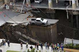 பாங்காக்கில்  திடீரென ஏற்பட்ட பயங்கர பள்ளம்
