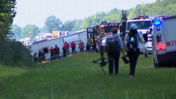 நியூயோர்க்கில் சுற்றுலா சென்ற பேருந்து விபத்து-5 பேர் பலி....