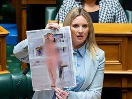 நாடாளுமன்றில் தனது அந்தரங்க படத்தைக் காண்பித்த நியூசிலாந்து எம்.பி