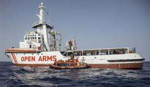 இத்தாலியில் கைவிடப்பட்ட எண்ணெய் கப்பலில் இருந்த அகதிகள் கைது