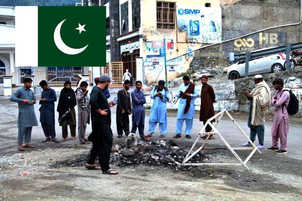 பாகிஸ்தானில் குர்ஆனை  அவமதித்ததாக குற்றம் - ஒருவரை உயிருடன் எரித்த கும்பல்