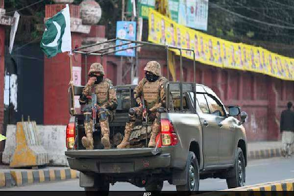 பாகிஸ்தான் இராணுவ முகாமில் தாக்குதல் - 7 வீரர்கள் பலி