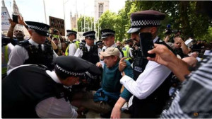 பிரிட்டனில் தடை செய்யப்பட்ட அமைப்புக்கு ஆதரவாக ஆா்ப்பாட்டம்