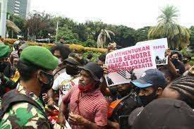 இந்தோனேசியாவில் கிளர்ச்சியாளர்கள் தாக்குதல் - 20 பேர் பலி