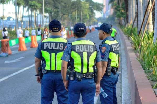 பிலிப்பைன்ஸில் ஏற்பட்ட சாலை விபத்தில் அரசு ஊழியர்கள் - 7 பேர் பரிதாப பலி