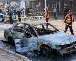 பாகிஸ்தான் அரச அதிகாரி கார் மீது பயங்கரவாதிகள் தாக்குதல் - 4 பேர் பலி