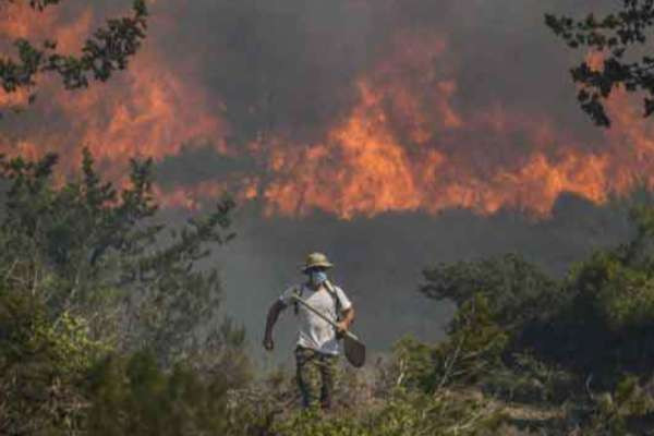 கிரீசில் வேகமாக பரவி வரும் காட்டுத்தீ