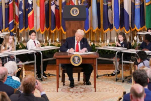 அமெரிக்க கல்வித்துறையை கலைத்த அதிபர் டிரம்ப்