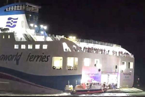  தென் கொரியாவில் கடற்கரை பாறை  சிக்கி தவித்த நூற்றுக்கணக்கானோர் மீட்பு