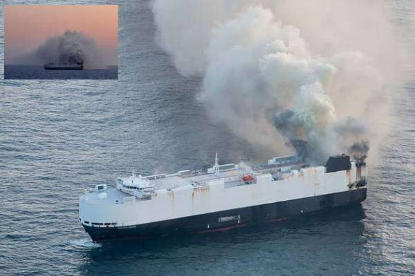 3,000 வாகனங்களுடன் பயணித்த சரக்குக் கப்பலில் பயங்கர தீ…! பசிபிக் பெருங்கடலில் 22 பேர் மீட்பு