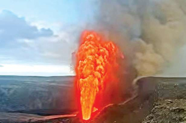 அமெரிக்காவில் எரிமலை வெடிப்பு - 400 அடி உயரத்திற்கு வெளியேறிய நெருப்பு குழம்பு