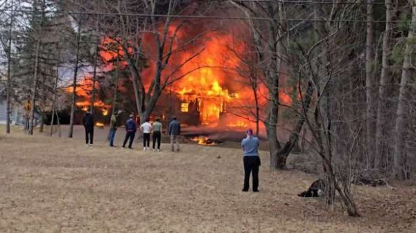 அமெரிக்காவில் விமானம் மோதி வீடொன்று தீக்கிரை