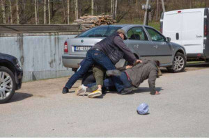 அயர்லாந்தில் இந்தியர் மீது இனவெறித்தாக்குதல் - காப்பாற்றிய பெண்மணி