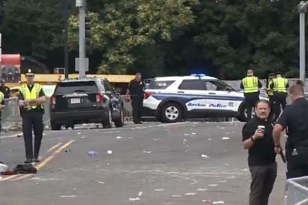 அமெரிக்காவில் துப்பாக்கிச்சூடு - 3 பொலிஸார் உயிரிழிப்பு