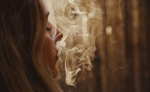 பிரித்தானியாவை சேர்ந்த 17 வயது சிறுமியின் நுரையீரலில் ஏற்பட்ட துளை