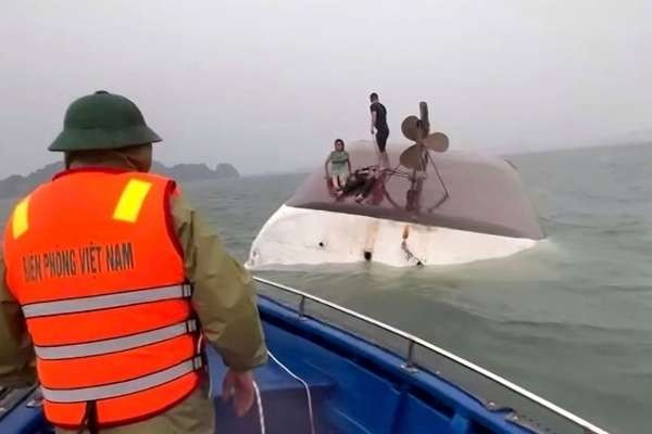 வியட்நாமில் சுற்றுலா படகு கவிழ்ந்து பெரும் விபத்து - 37 பேர் வரை பலியான சோகம்!