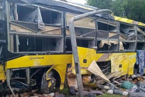 வியட்நாம் பஸ் விபத்து - குழந்தைகள் உள்ளிட்ட 9 பேர் பலி