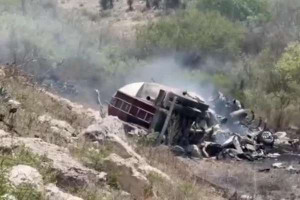 மெக்சிகோவில் கட்டுப்பாட்டை இழந்த பேருந்து  - 21 பேர் உயிரிழப்பு!