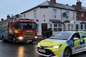 இங்கிலாந்தில் அவசரமாக வெளியேற்றப்பட்ட மக்கள் - இரண்டு பேர் கைது