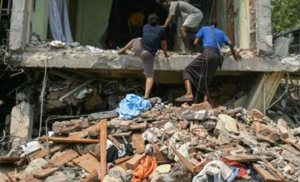 மியன்மாரில் இடிபாடுகளிற்குள் சிக்குண்டவர்கள்  மீட்பு