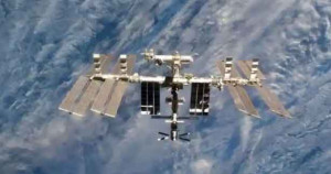 விண்வெளியில் அதிகரிக்கும் குப்பை - விண்வெளி நடையை ஒத்தி வைத்தது NASA!