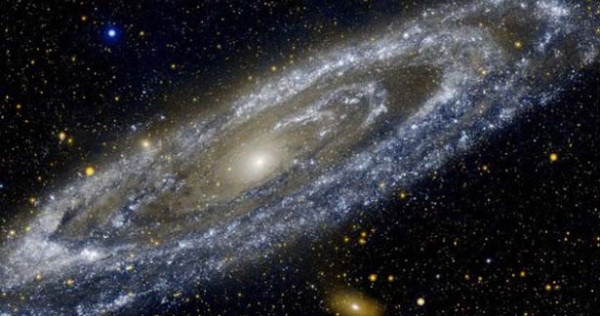 நட்சத்திரங்கள் இல்லாமல் இருண்டு கிடக்கும் பால்வீதி